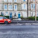 Beautiful City Center 1 Bed Apartment With Park View