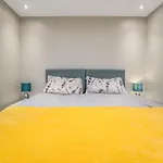 Heart Of Edinburgh\'S Old Town - Modern 2 Bedroom Apartment & Lift - Old Fishmarket Close.