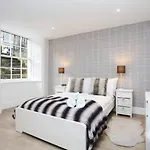 Ultra Modern, Stylish Apartment Next To Princes St