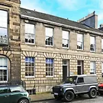 Ultra Modern, Stylish Apartment Next To Princes St