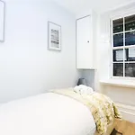 Ultra Modern, Stylish Apartment Next To Princes St