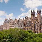 Sumptuous 2Br Apt Next To Edinburgh Castle!