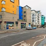 Edinburgh City Centre Aishia/Sakina Apartment