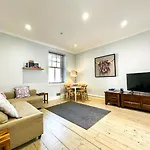 Stunning 2 Bed Apt Nr The Royal Mile & The Castle
