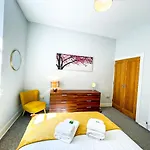 Stunning 2 Bed Apt Nr The Royal Mile & The Castle