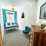 Stunning 2 Bed Apt Nr The Royal Mile & The Castle
