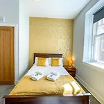 Stunning 2 Bed Apt Nr The Royal Mile & The Castle