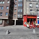 3 Bedrooms Flat In Central Edinburgh Old Town , Grassmarket Heart Of Edinburgh Flat Sleeps 6 , Eh1