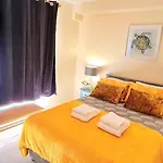 Elegant 2 Bedroom City Centre Apartment - Free Parking - Private Balcony - Stunning Views