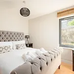 Modern Mews Apartment - New Town