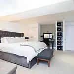 Luxury 3 Bed Royal Mile Apartment