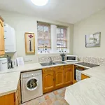 Quaint & Peaceful 1 Bed Central Mews Apt, West End