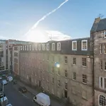 Bright And Modern 2 Bed Apartment