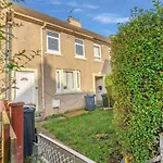 Modern & Spacious 2 Bedroom House - Free Parking - Front & Back Garden - Private Main Door Entrance
