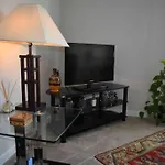 Immaculate Cosy Flat Next To Holyrood Park!