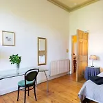 Central Edinburgh 5-Bedroom Flat
