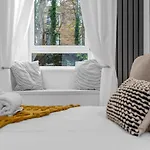 Cheerful Stays - Jamson Pl 3 Bed Apartment