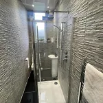 Stylish & Comfortable Ground Floor House - Main Door Private Entrance - Free Parking & Garden