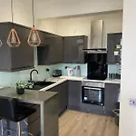 Stylish & Comfortable Ground Floor House - Main Door Private Entrance - Free Parking & Garden