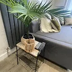 Stylish & Comfortable Ground Floor House - Main Door Private Entrance - Free Parking & Garden