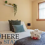Lovely Apartment By The Hillwood Park-Free Parking
