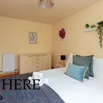 Lovely Apartment By The Hillwood Park-Free Parking