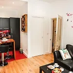Chic & Bright Flat Near Holyrood Park