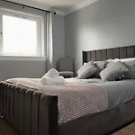 Modern 2-Bed Haven, Free Parking
