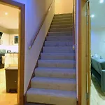 Spacious 3 Bed Townhouse With Parking