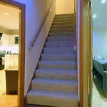 Spacious 3 Bed Townhouse With Parking