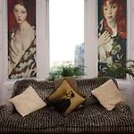 Holyrood Park: Lush & Arty 2 Double Bed Flat