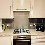 Modern Edinburgh Apartment 2 Bedrooms & Two Bathrooms