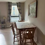 Modern Edinburgh Apartment 2 Bedrooms & Two Bathrooms