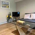 Modern Edinburgh Apartment 2 Bedrooms & Two Bathrooms