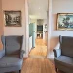 Spacious 2 Bed Apt Next To Royal Mile & Waverley