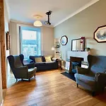 Spacious 2 Bed Apt Next To Royal Mile & Waverley