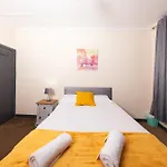 Cozy Old Town 4 Bedrm Apartment