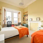 5-Br 3-Bth Newington Apartment - Modern & Spacious