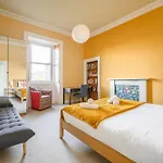 5-Br 3-Bth Newington Apartment - Modern & Spacious