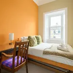 5-Br 3-Bth Newington Apartment - Modern & Spacious