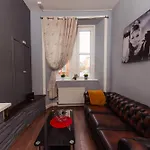 Warm 1 Bed Apartment By Holyrood Palace And Park!