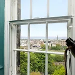 Joivy Eclectic Apartment Near Edinburgh Castle