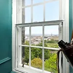 Joivy Eclectic Apartment Near Edinburgh Castle