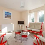 409 Boat Green Apartment