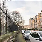 Holyrood Park: Lush & Arty 2 Double Bed Flat