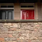 16Th Century Courtyard Apartment On The Royal Mile