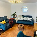 Modern And Spacious Edinburgh Home With Large Garden