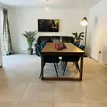 Modern And Spacious Edinburgh Home With Large Garden