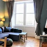Bright Modern Arthurs Seat 2 Bedroom Apartment
