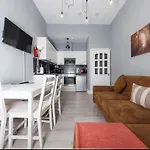 Warm & Welcoming Apartment City Center - Meadows 9!